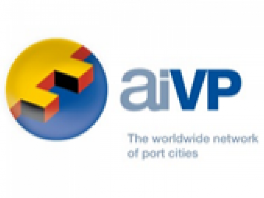 The worldwide network of port cities
